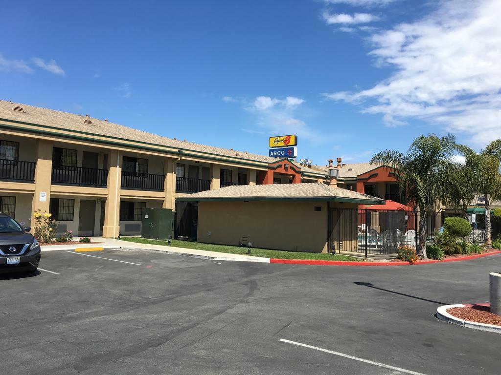 Super 8 By Wyndham Salinas Motel Exterior foto