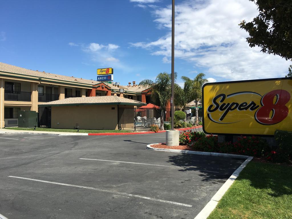 Super 8 By Wyndham Salinas Motel Exterior foto